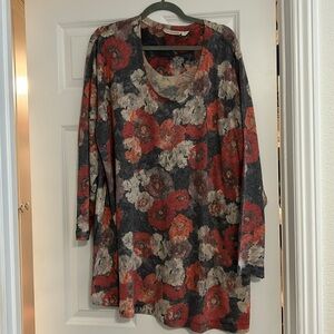 Super soft lightweight floral sweater.  Looks great w leggings
